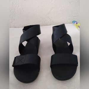 Fit Flop leather cross strap ankle sandals. Size 8 New.